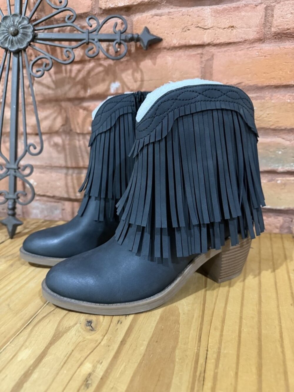 FRYE & Co Women’s 6 fringe Faux Leather Black cowgirl cowboy western boot bootie